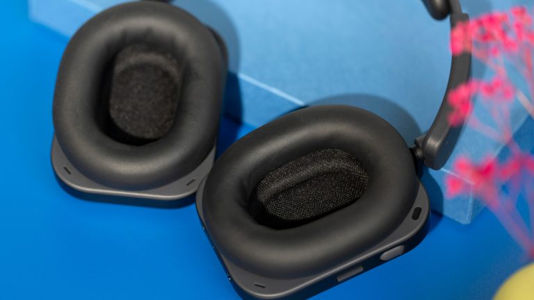 Die Nothing Headphone (1) Pro mit eingedrehten Ohrmuscheln.