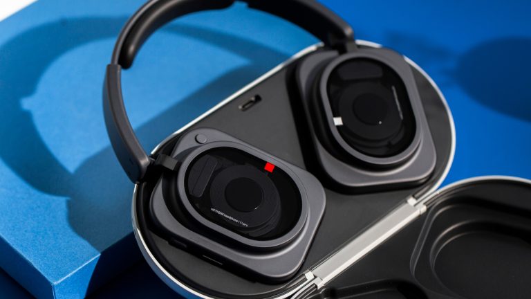 Die Nothing Headphone (1) Pro in Schwarz in ihrem wei&szlig;en Hardcase liegend.