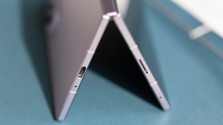 Detailansicht der Unterseite bei einem Samsung Galaxy Z Fold8, das leicht aufgeklappt auf einem Tisch steht.
