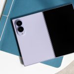 Ein Samsung Galaxy Z Fold8 liegt aufgeklappt mit dem Au&szlig;endisplay und der R&uuml;ckseite oben auf einem Hefter.