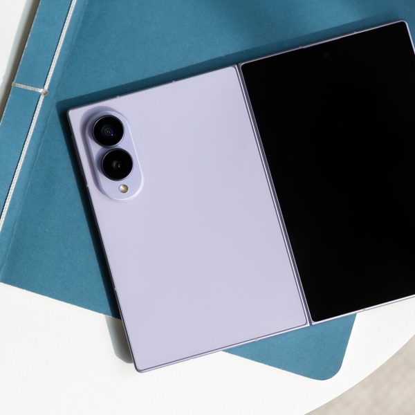 Ein Samsung Galaxy Z Fold8 liegt aufgeklappt mit dem Au&szlig;endisplay und der R&uuml;ckseite oben auf einem Hefter.