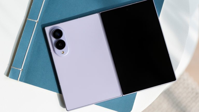 Ein Samsung Galaxy Z Fold8 liegt aufgeklappt mit dem Au&szlig;endisplay und der R&uuml;ckseite oben auf einem Hefter.