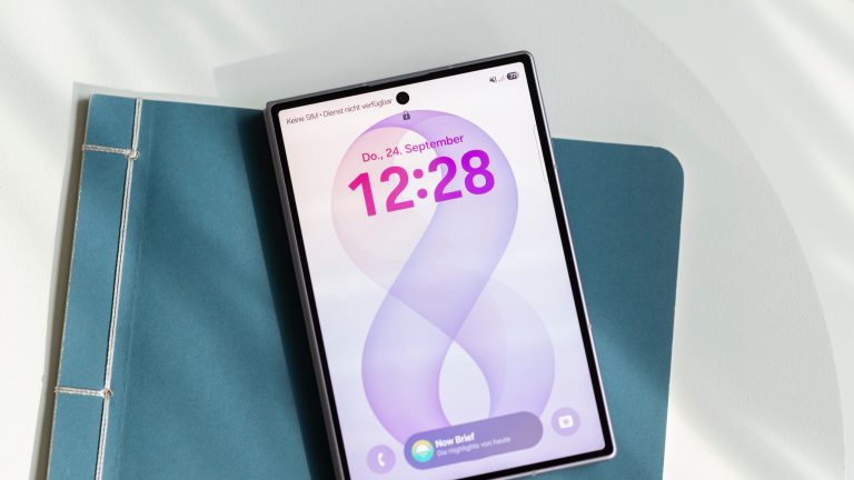 Ein Samsung Galaxy Z Fold8 liegt mit dem Au&szlig;endisplay nach oben, zusammengeklappt auf einem Hefter.
