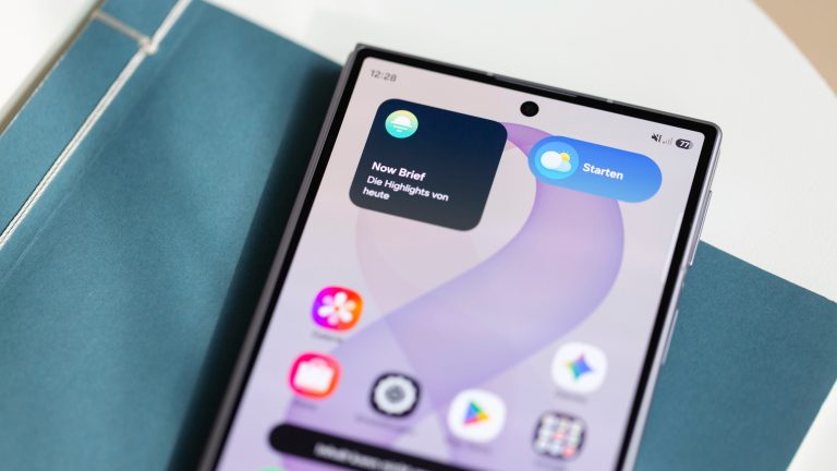 Blick auf das Au&szlig;endisplay bei einem Z Fold8 mit aufgerufenem Homescreen.