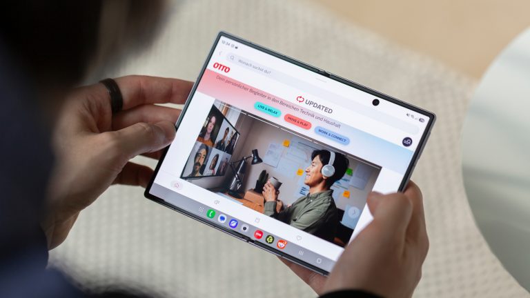 Eine Person h&auml;lt ein aufgeklapptes Samsung Galaxy Z Fold8 in der Hand. Darauf ist OTTO UPDATED zu sehen.