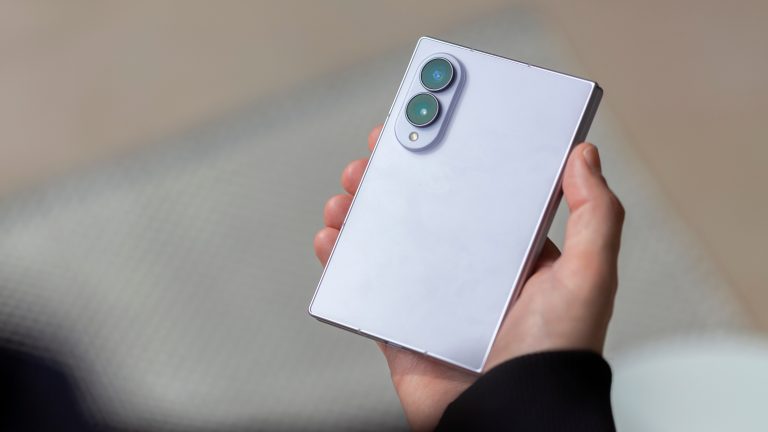 Eine Person h&auml;lt das Galaxy Z Fold8 in der rechten Hand, die R&uuml;ckseite des Smartphones ist der Kamera zugewandt.