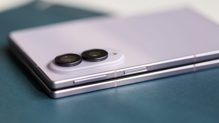 Blick auf die R&uuml;ckseite eines zusammengeklappten Galaxy Z Fold8.