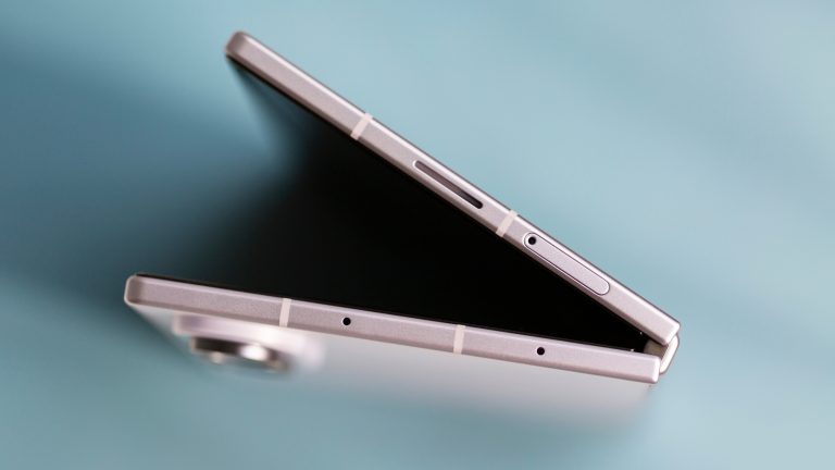 Ein leicht aufgeklapptes Galaxy Z Fold8 steht auf einer blauen Oberfl&auml;che. Das Ger&auml;t ist von oben zu sehen.