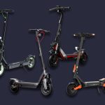 Vier E-Scooter als Freisteller vor blauem Grund.