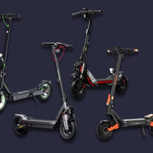 Vier E-Scooter als Freisteller vor blauem Grund.