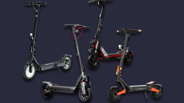 Vier E-Scooter als Freisteller vor blauem Grund.