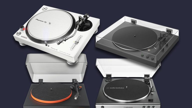 Vier Plattenspieler als Freisteller vor blauem Grund.