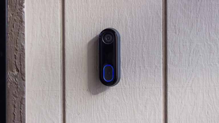 Smarte Türklingeln, Diese Möglichkeiten bieten Video Doorbells Eine smarte Türklingel mit Akku hängt an einer Wand.