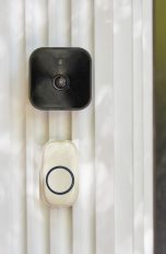 Smarte Türklingeln, Diese Möglichkeiten bieten Video Doorbells Detailaufnahme einer Tür an der eine Video-Doorbell angebracht ist.