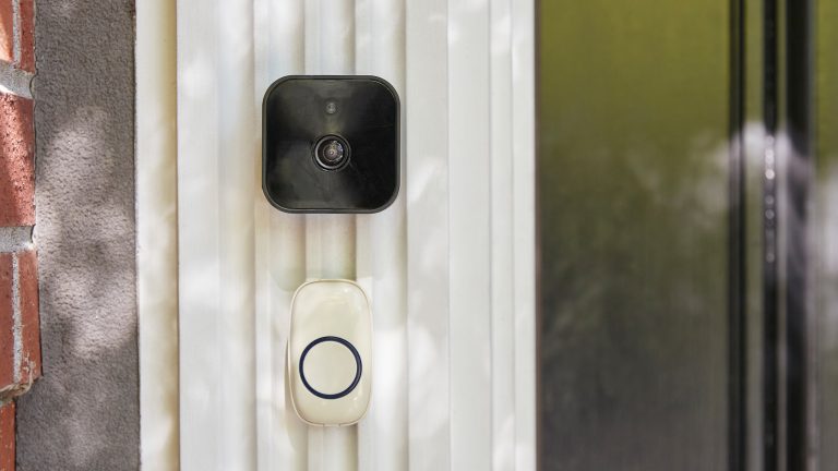 Detailaufnahme einer T&uuml;r an der eine Video-Doorbell angebracht ist.