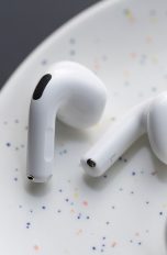 Apple AirPods 5 im Praxistest, Was können die neuen AirPods wirklich? Zwei AirPods5 liegen auf einem weißen Untergrund.