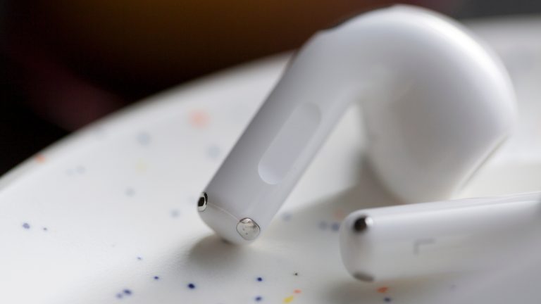 Apple AirPods 5 im Praxistest, Was können die neuen AirPods wirklich? Detailaufnahme des Lautstärkereglers eines AirPod 5.