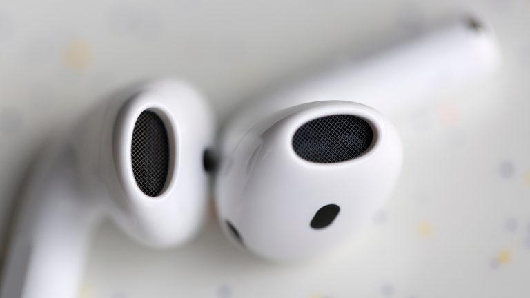 Apple AirPods 5 im Praxistest, Was können die neuen AirPods wirklich? Detailaufnahme des Audioausgangs der AirPods 5.