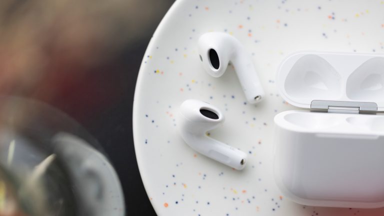 Apple AirPods 5 im Praxistest, Was können die neuen AirPods wirklich? Die AirPods5 liegen neben ihrem Case auf einem weißen Untergrund.