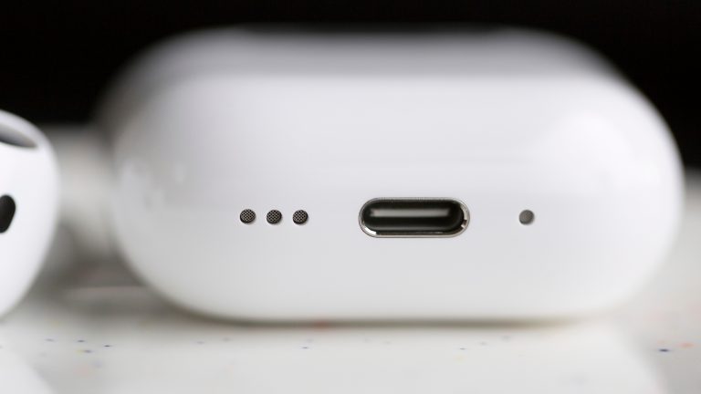 Detailaufnahme des integrierter USB-C-Anschlusses der AirPods 5.