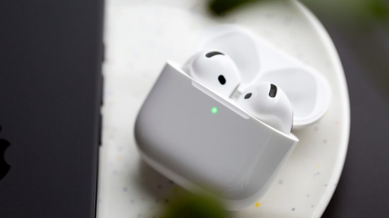 Apple AirPods 5 im Praxistest, Was können die neuen AirPods wirklich? Die AirPods 5 liegen in einem offenen Case auf weißem Untergrund.