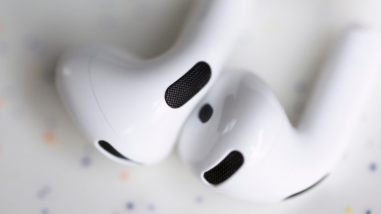 Apple AirPods 5 im Praxistest, Was können die neuen AirPods wirklich? Detailaufnahme der AirPods 5 mit ihren Lautsprecheröffnungen und Sensoren.