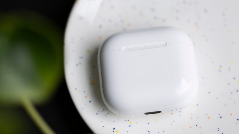 Apple AirPods 5 im Praxistest, Was können die neuen AirPods wirklich? Ein geschlossenes Case der AirPods 5 liegt auf einem weißen Untergrund.
