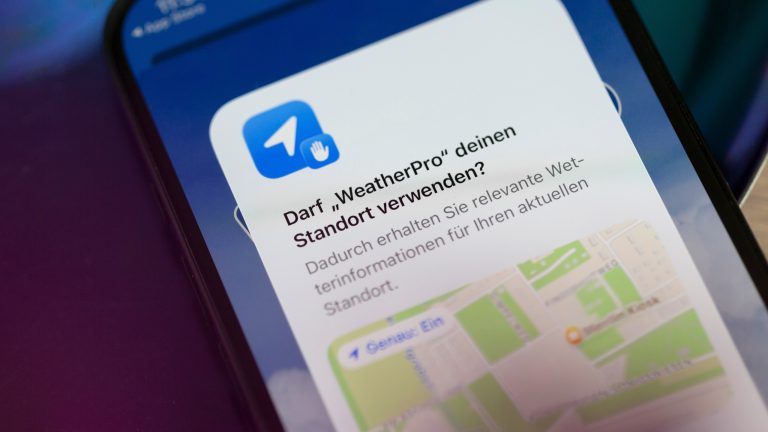 App-Berechtigungen bei iPhone und Android, Das solltest du wissen Nahaufnahme der Berechtigungs-Einblendung für die Standort-Bestimmung für die App WeatherPro auf einem iPhone.