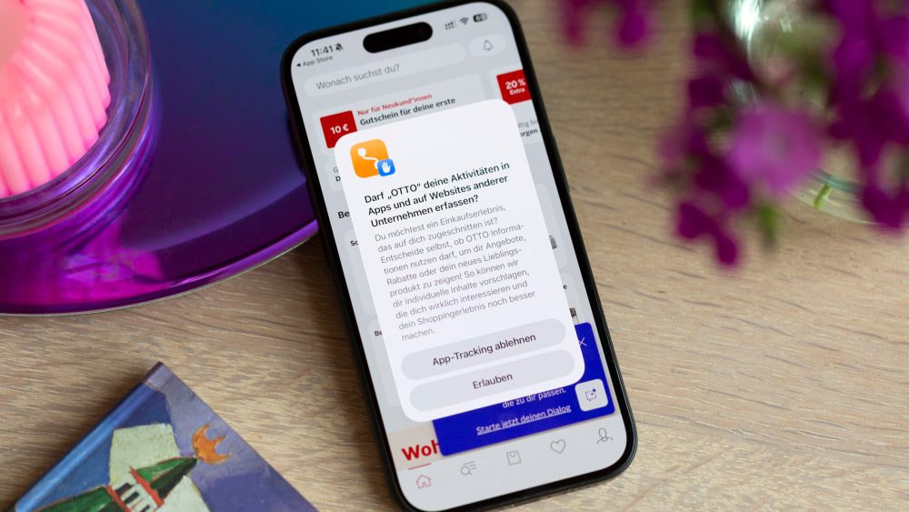 Auf einem iPhone ist die OTTO-App zu sehen, die nach der Erlaubnis für App-Tracking fragt.