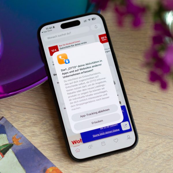 Auf einem iPhone ist die OTTO-App zu sehen, die nach der Erlaubnis für App-Tracking fragt.