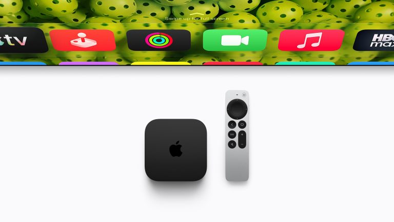 Blick auf ein Apple TV 4K der vierten Generation unterhalb eines Fernsehers.)