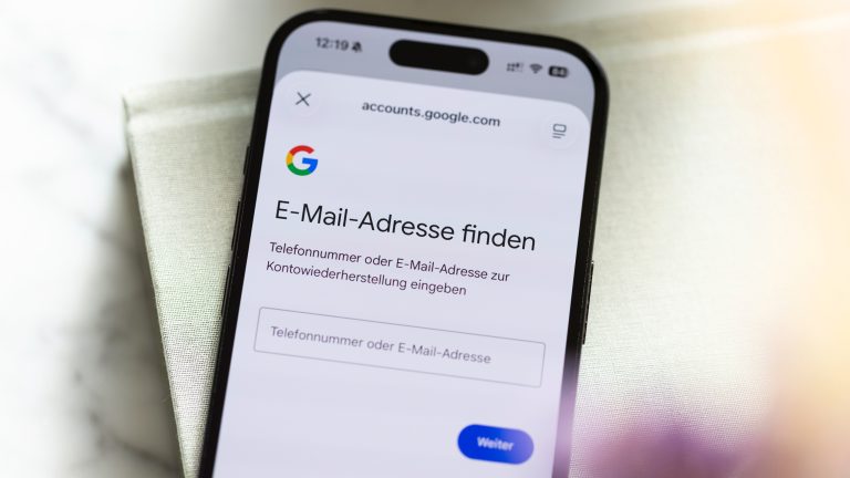 Smartphone mit der Google-Seite „E-Mail-Adresse finden