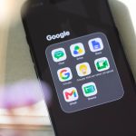 Smartphone mit mehreren Google-Apps auf dem Bildschirm.