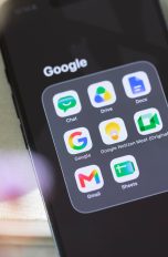 Google-Konto, Passwort vergessen? So klappt die Wiederherstellung Smartphone mit mehreren Google-Apps auf dem Bildschirm.