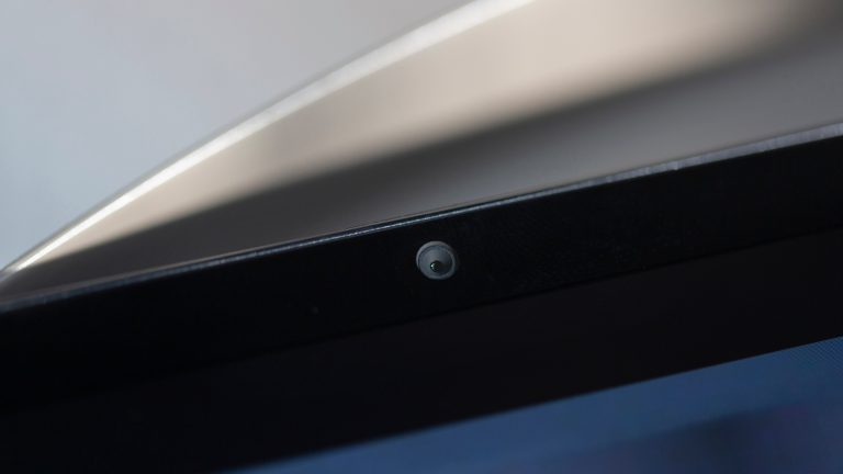Honor Pad X9 Max, Großes Tablet für entspannten Mediengenuss Nahaufnahme der Frontkamera über dem Display bei einem Honor Pad X9 Max.