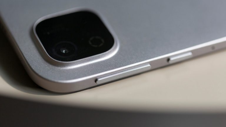 Detailansicht der Ecke bei einem Honor Pad X9 Max, an der die Kamera sowie an den Seiten die Bedienkn&ouml;pfe sitzen.