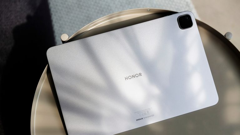 Blick auf ein Honor Pad X9 Max, das mit der R&uuml;ckseite zur Kamera auf einem Beistelltisch liegt.