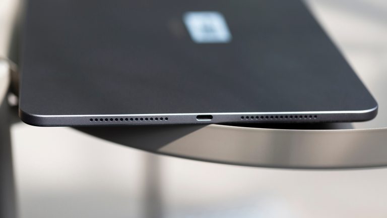 Honor Pad X9 Max, Großes Tablet für entspannten Mediengenuss Blick auf die Unterseite eines Honor Pad X9 Max, mit Fokus auf den USB-C-Anschluss.