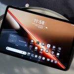 Ein Honor Pad X9 Max liegt mit angeschaltetem Display, auf dem der Homescreen zu sehen ist, auf einem Beistelltisch.