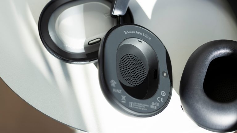 Blick auf eine nackte Ohrmuschel bei den Sonos Ace Ultra in Schwarz.