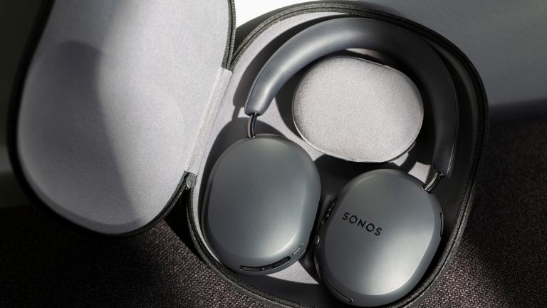 Die Sonos Ace in Schwarz liegen in ihrem Hardcase, in dem auch die Zubehör-Tasche zu sehen ist.