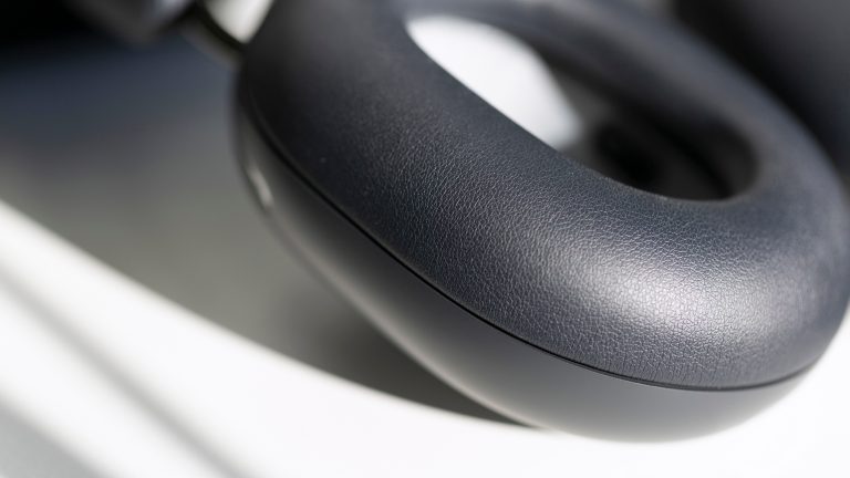 Detailansicht der Ohrpolster bei den Sonos Ace Ultra in Schwarz.