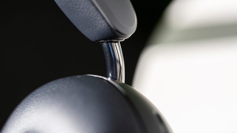 Blick auf die sichtbare Strebe des Kopfbügels aus Metall bei den Sonos Ace Ultra.