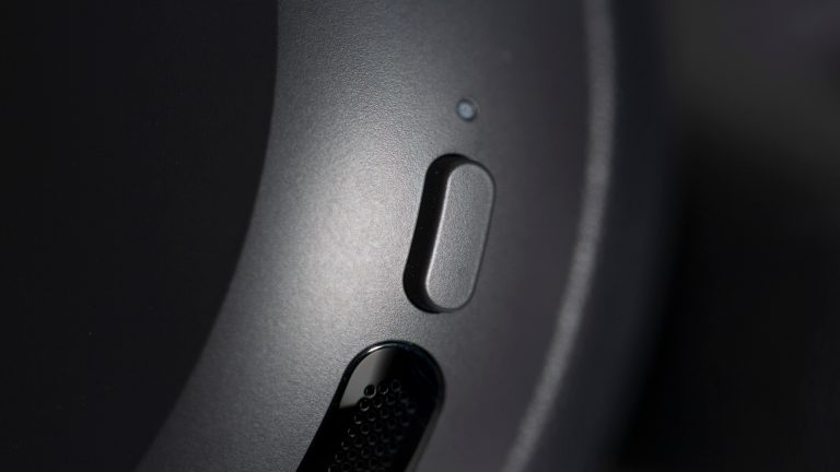 Detailansicht eines Knopfes an der Seite der Sonos Ace Ultra.