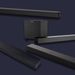 Vier Soundbar-Systeme als Freisteller vor blauem Grund.