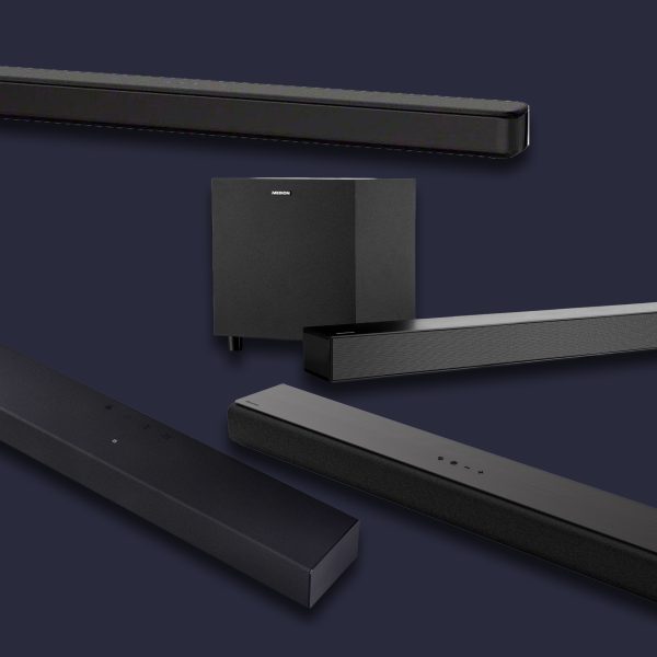 Vier Soundbar-Systeme als Freisteller vor blauem Grund.