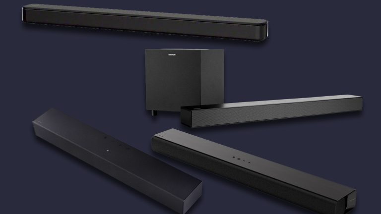 Vier Soundbar-Systeme als Freisteller vor blauem Grund.