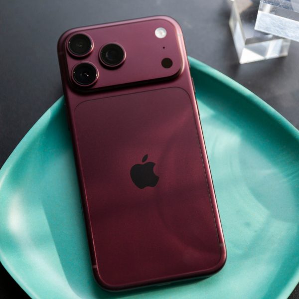Ein iPhone 18 Pro Max in Burgunder liegt in einer Schale auf einem Tisch.