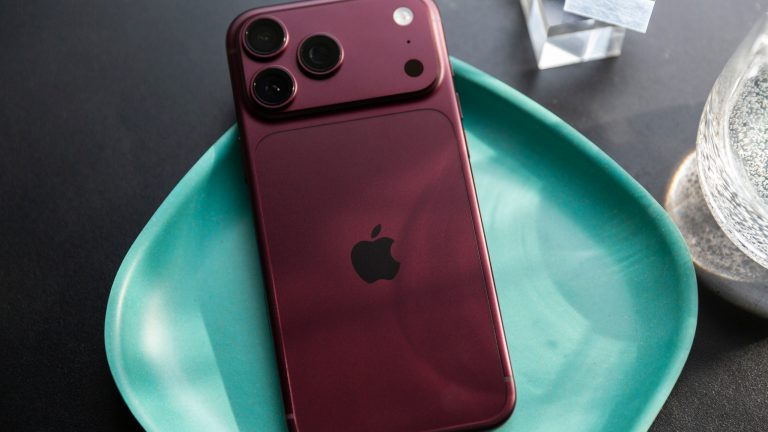 Ein iPhone 18 Pro Max in Burgunder liegt in einer Schale auf einem Tisch.