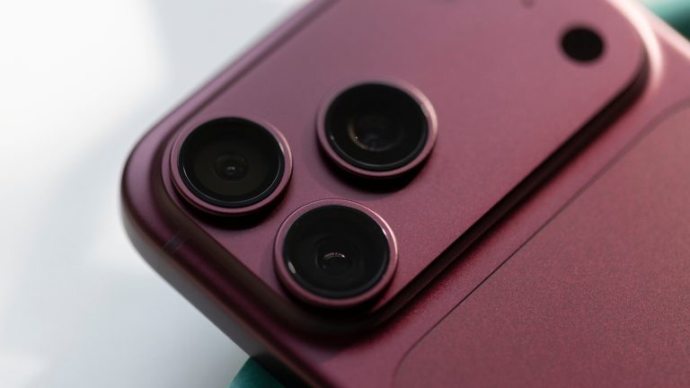 Blick auf die Kameras bei einem iPhone 18 Pro Max in Burgunder.